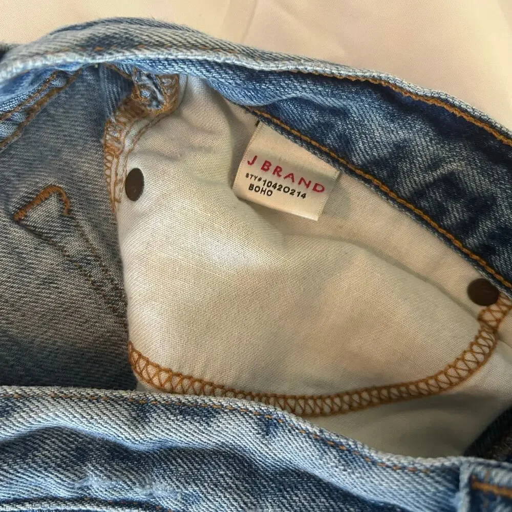 J brand cotton denim soho shorts with frayed hem. Women size 26
